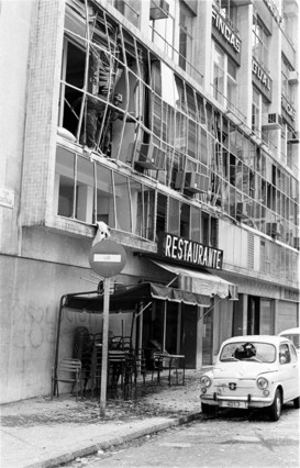BARCELONA 20/09/1977 SUPLEMENTO FRANCO BOMBA EN EL EDIFICIO DE LA REVISTA PAPUS AUTOMOVIL SEAT 600 REPRESENTATIVO DE LA EPOCA FOTO AGUSTI CARBONELL